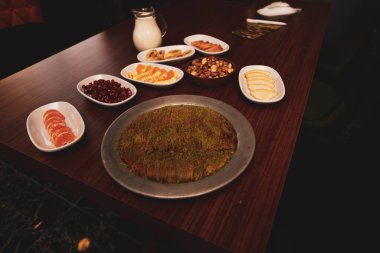 Türk tatlısı, kunafa, kaday fıstığı tozu ve peynirli sıcak yenilen tatlı