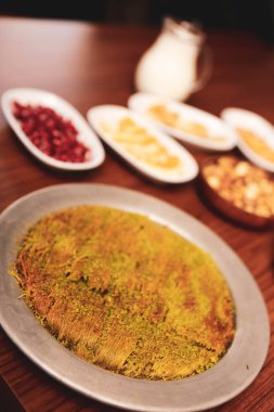 Türk tatlısı, kunafa, kaday fıstığı tozu ve peynirli sıcak yenilen tatlı