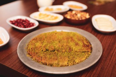 Türk tatlısı, kunafa, kaday fıstığı tozu ve peynirli sıcak yenilen tatlı