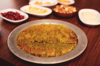 Türk tatlısı, kunafa, kaday fıstığı tozu ve peynirli sıcak yenilen tatlı