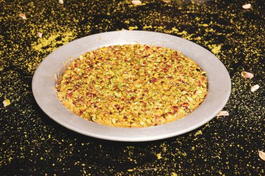 Türk tatlısı, kunafa, kaday fıstığı tozu ve peynirli sıcak yenilen tatlı