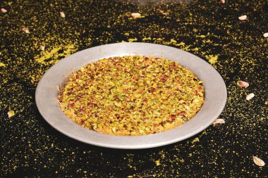 Türk tatlısı, kunafa, kaday fıstığı tozu ve peynirli sıcak yenilen tatlı