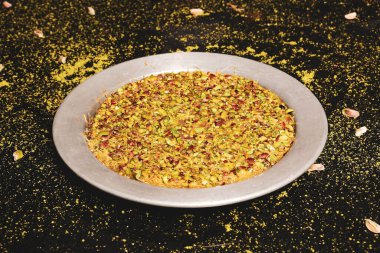 Türk tatlısı, kunafa, kaday fıstığı tozu ve peynirli sıcak yenilen tatlı