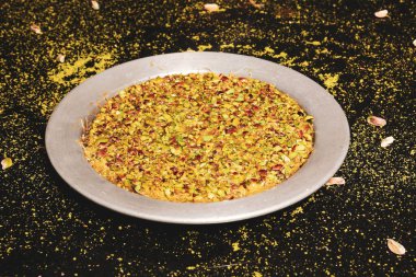 Türk tatlısı, kunafa, kaday fıstığı tozu ve peynirli sıcak yenilen tatlı