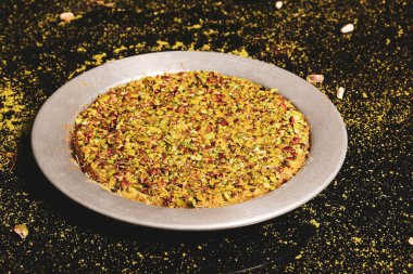 Türk tatlısı, kunafa, kaday fıstığı tozu ve peynirli sıcak yenilen tatlı