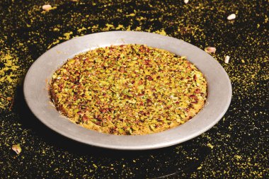 Türk tatlısı, kunafa, kaday fıstığı tozu ve peynirli sıcak yenilen tatlı