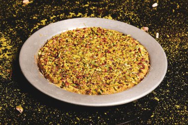 Türk tatlısı, kunafa, kaday fıstığı tozu ve peynirli sıcak yenilen tatlı