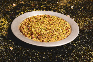 Türk tatlısı, kunafa, kaday fıstığı tozu ve peynirli sıcak yenilen tatlı