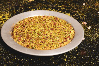 Türk tatlısı, kunafa, kaday fıstığı tozu ve peynirli sıcak yenilen tatlı