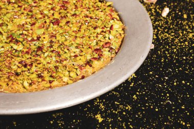 Türk tatlısı, kunafa, kaday fıstığı tozu ve peynirli sıcak yenilen tatlı