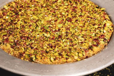 Türk tatlısı, kunafa, kaday fıstığı tozu ve peynirli sıcak yenilen tatlı