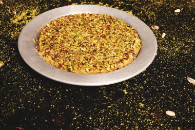 Türk tatlısı, kunafa, kaday fıstığı tozu ve peynirli sıcak yenilen tatlı