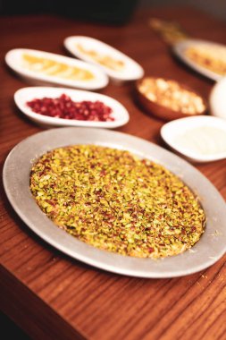 Türk tatlısı, kunafa, kaday fıstığı tozu ve peynirli sıcak yenilen tatlı