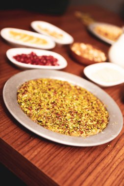 Türk tatlısı, kunafa, kaday fıstığı tozu ve peynirli sıcak yenilen tatlı