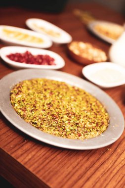 Türk tatlısı, kunafa, kaday fıstığı tozu ve peynirli sıcak yenilen tatlı