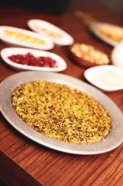 Türk tatlısı, kunafa, kaday fıstığı tozu ve peynirli sıcak yenilen tatlı