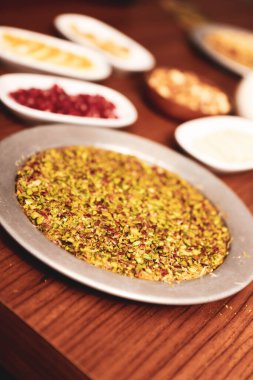 Türk tatlısı, kunafa, kaday fıstığı tozu ve peynirli sıcak yenilen tatlı