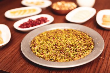 Türk tatlısı, kunafa, kaday fıstığı tozu ve peynirli sıcak yenilen tatlı