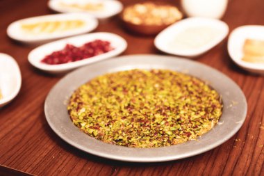 Türk tatlısı, kunafa, kaday fıstığı tozu ve peynirli sıcak yenilen tatlı