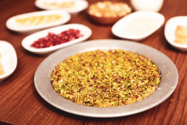 Türk tatlısı, kunafa, kaday fıstığı tozu ve peynirli sıcak yenilen tatlı