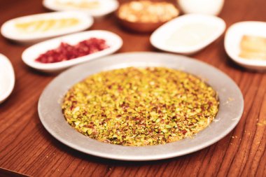 Türk tatlısı, kunafa, kaday fıstığı tozu ve peynirli sıcak yenilen tatlı