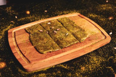 Türk tatlısı, kunafa, kaday fıstığı tozu ve peynirli sıcak yenilen tatlı