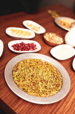 Türk tatlısı, kunafa, kaday fıstığı tozu ve peynirli sıcak yenilen tatlı