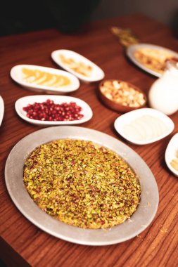 Türk tatlısı, kunafa, kaday fıstığı tozu ve peynirli sıcak yenilen tatlı