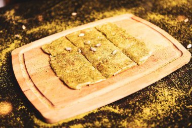 Türk tatlısı, kunafa, kaday fıstığı tozu ve peynirli sıcak yenilen tatlı