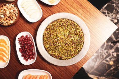 Türk tatlısı, kunafa, kaday fıstığı tozu ve peynirli sıcak yenilen tatlı