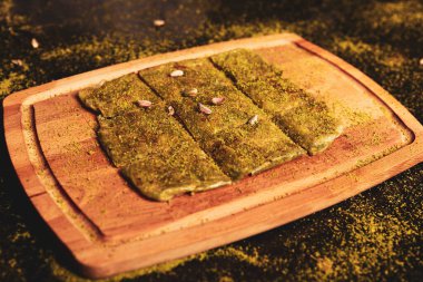 Türk tatlısı, kunafa, kaday fıstığı tozu ve peynirli sıcak yenilen tatlı