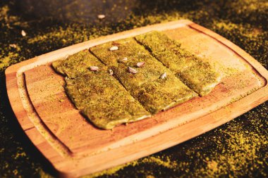 Türk tatlısı, kunafa, kaday fıstığı tozu ve peynirli sıcak yenilen tatlı