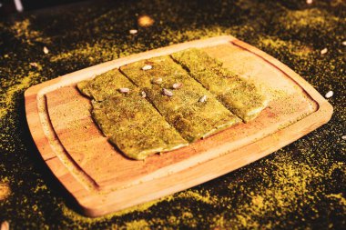 Türk tatlısı, kunafa, kaday fıstığı tozu ve peynirli sıcak yenilen tatlı