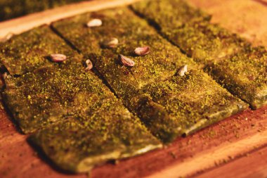 Türk tatlısı, kunafa, kaday fıstığı tozu ve peynirli sıcak yenilen tatlı