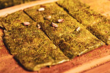 Türk tatlısı, kunafa, kaday fıstığı tozu ve peynirli sıcak yenilen tatlı