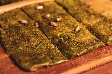 Türk tatlısı, kunafa, kaday fıstığı tozu ve peynirli sıcak yenilen tatlı