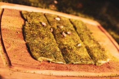 Türk tatlısı, kunafa, kaday fıstığı tozu ve peynirli sıcak yenilen tatlı