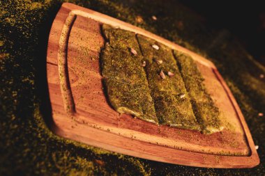 Türk tatlısı, kunafa, kaday fıstığı tozu ve peynirli sıcak yenilen tatlı