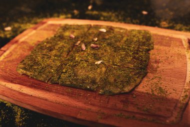 Türk tatlısı, kunafa, kaday fıstığı tozu ve peynirli sıcak yenilen tatlı