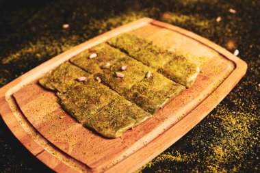 Türk tatlısı, kunafa, kaday fıstığı tozu ve peynirli sıcak yenilen tatlı