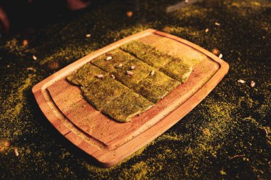 Türk tatlısı, kunafa, kaday fıstığı tozu ve peynirli sıcak yenilen tatlı