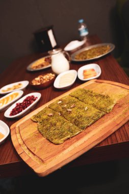 Türk tatlısı, kunafa, kaday fıstığı tozu ve peynirli sıcak yenilen tatlı