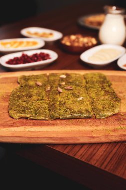 Türk tatlısı, kunafa, kaday fıstığı tozu ve peynirli sıcak yenilen tatlı