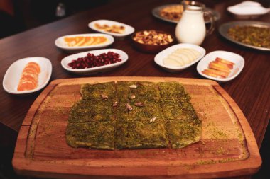 Türk tatlısı, kunafa, kaday fıstığı tozu ve peynirli sıcak yenilen tatlı