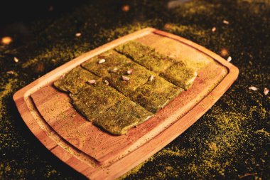 Türk tatlısı, kunafa, kaday fıstığı tozu ve peynirli sıcak yenilen tatlı