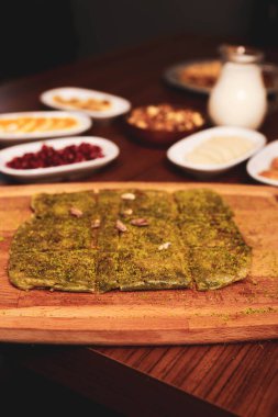 Türk tatlısı, kunafa, kaday fıstığı tozu ve peynirli sıcak yenilen tatlı