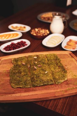 Türk tatlısı, kunafa, kaday fıstığı tozu ve peynirli sıcak yenilen tatlı