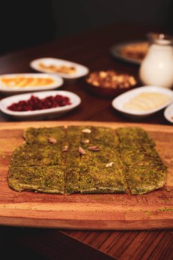 Türk tatlısı, kunafa, kaday fıstığı tozu ve peynirli sıcak yenilen tatlı