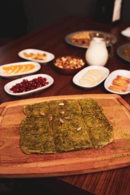 Türk tatlısı, kunafa, kaday fıstığı tozu ve peynirli sıcak yenilen tatlı