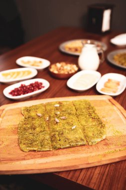 Türk tatlısı, kunafa, kaday fıstığı tozu ve peynirli sıcak yenilen tatlı